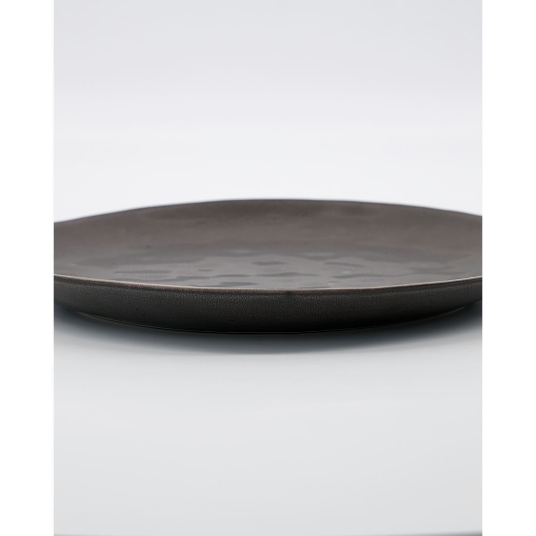 House Doctor - Dinner Plate, Rustic, Dark Grey - H: 2,5 cm, Dia: 27,5 cm