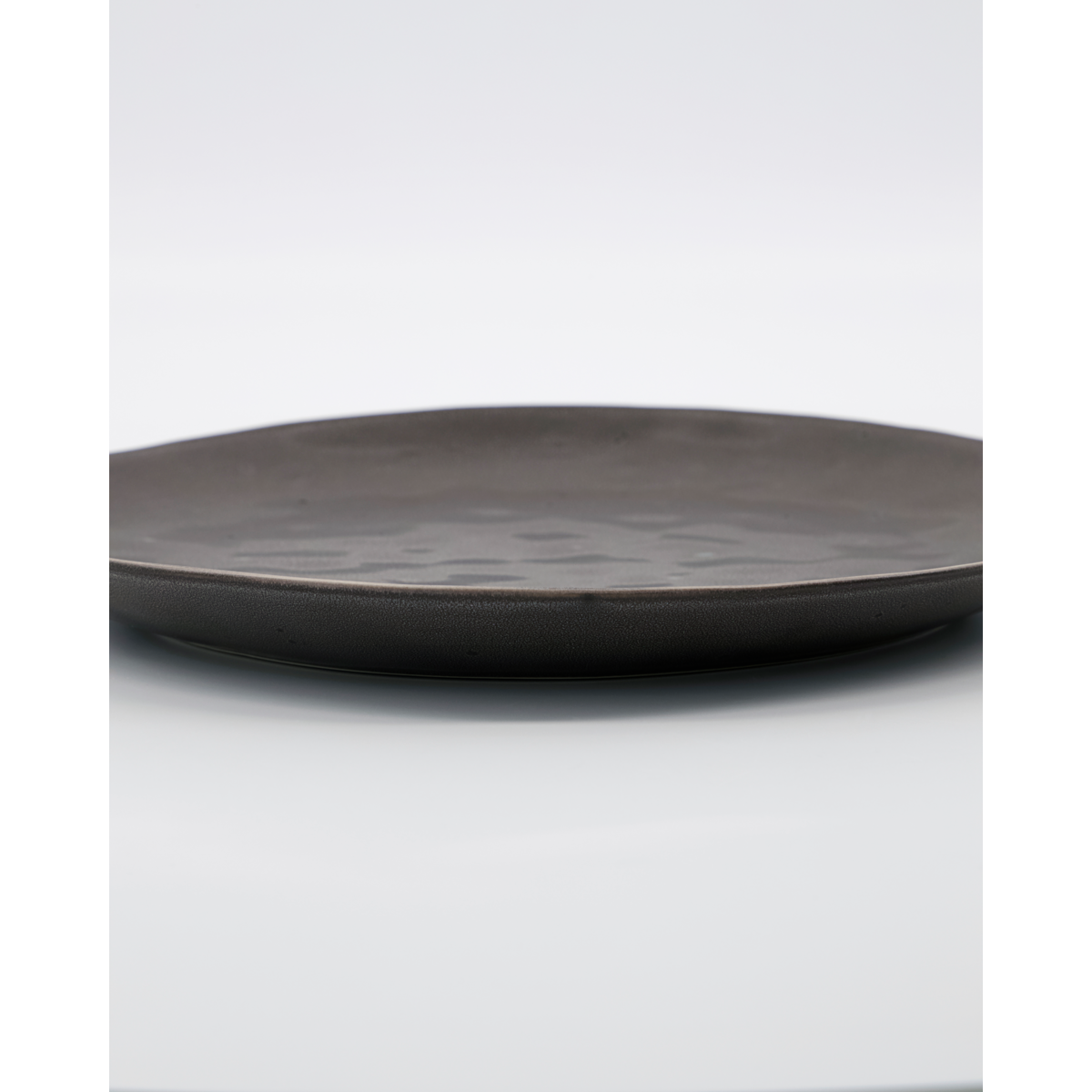 House Doctor - Dinner Plate, Rustic, Dark Grey - H: 2,5 cm, Dia: 27,5 cm