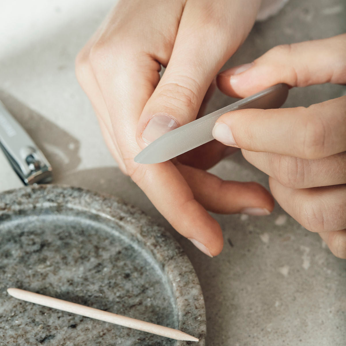 Nail Kit, MKW. Nagelbandspusher, nagelfil, liten klippare och stor klippare, grå