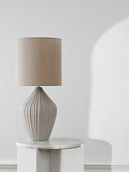 Mysigt levande Audrey Ceramic Lamp - Cream W. Mörk alpakkärl